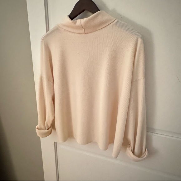 American Eagle cream cropped waffle turtleneck - Picture 3 of 5